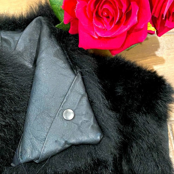 Blk Faux Fur Vest (Size M)?🌹 - Picture 11 of 13